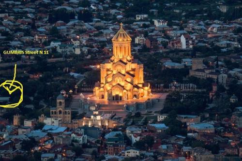 un'immagine di un edificio illuminato di notte di Avlabar Home a Tbilisi City