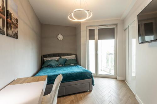 A bed or beds in a room at B&W Luxurious Apartment in the center of Wroclaw