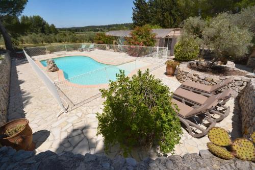 a swimming pool with a net in a yard at les mazets de la reine Pédauque in Paradou