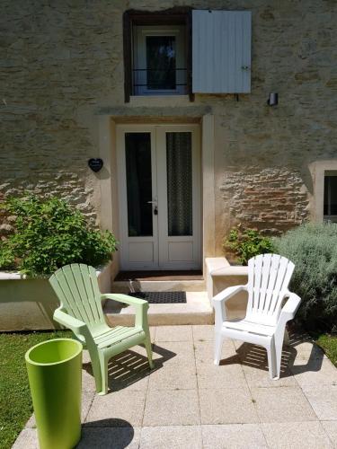 two white chairs sitting in front of a door at Le Clos d'Any in Fontet