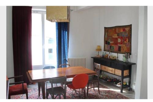 une salle à manger avec une table et des chaises en bois dans l'établissement Maison centre-ville avec jardin Blois-Chambord, à Blois