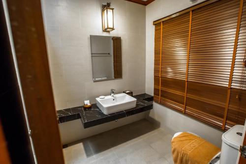Salakphet Resort في كو تشانغ: حمام مع حوض ومرآة