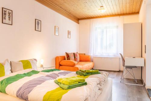 Un pat sau paturi într-o cameră la Haus Sieben - Singer Lydia