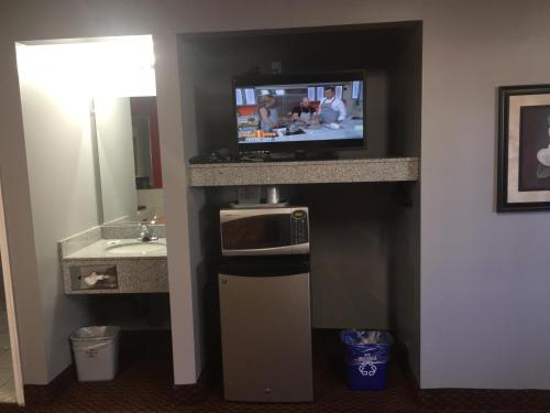 Una cocina o zona de cocina en Haven Inn & Suites