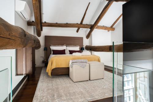 una camera con letto e tavolo in vetro di D'Autor Apartments Alegria a Porto