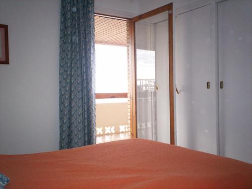 Rúm í herbergi á Comfortable apartment on the 10t floor with seesight and balcony