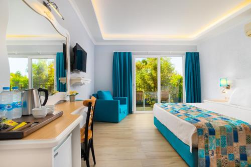 Un pat sau paturi într-o cameră la Hotel Karbel Sun