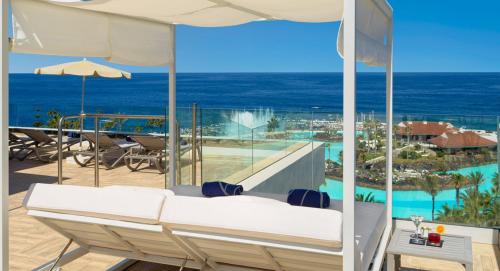 Bazén v ubytování H10 Tenerife Playa nebo v jeho okolí