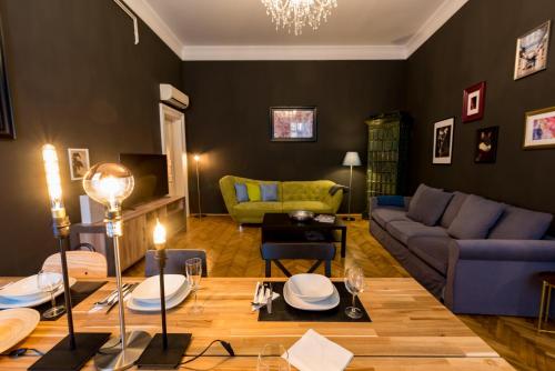 R38 - Artists luxury home