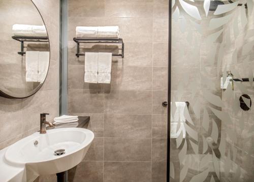 a bathroom with a sink and a shower at Hotel 1868 in Cambridge