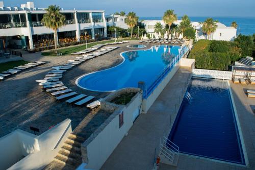 Basen w obiekcie Theo Sunset Bay Hotel lub w pobliżu
