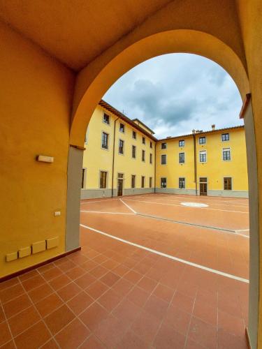 an empty courtyard with a tennis court at Residence La Poggerina in Figline Valdarno