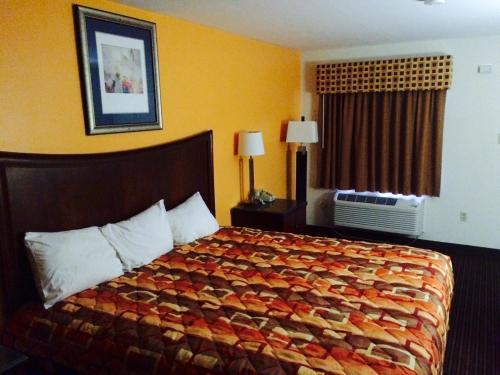 une chambre d'hôtel avec un lit et une fenêtre dans l'établissement Plum Tree Inn, à Williamstown
