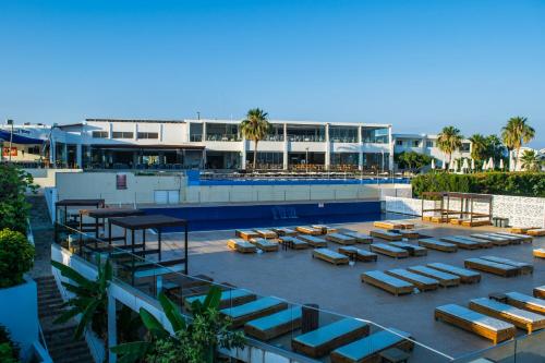 Výhled na bazén z ubytování Theo Sunset Bay Hotel nebo okolí