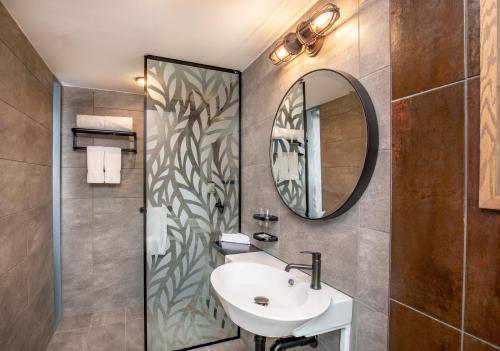 a bathroom with a sink and a mirror at Hotel 1868 in Cambridge
