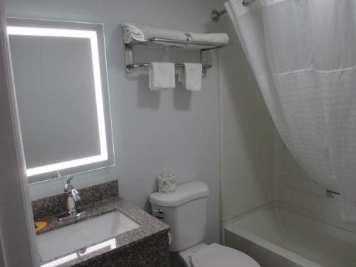 La salle de bains est pourvue de toilettes, d'un lavabo et d'une baignoire. dans l'établissement Plum Tree Inn, à Williamstown