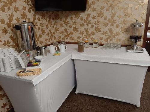 Wysokie Mazowieckie的住宿－敖德薩酒店，客房内的白色柜台,配有咖啡壶