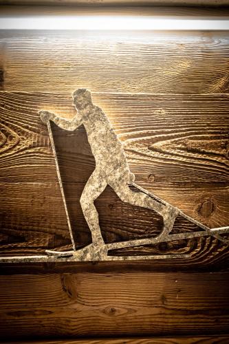 a drawing of a man skiing on a wooden panel at VillAmour Boutique Hotel & SPA in La Salle