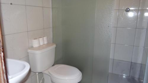 雅卡雷伊的住宿－Hotel Fazenda Aldeia do Vale，浴室配有卫生间、盥洗盆和淋浴。