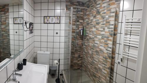 y baño con ducha, aseo y lavamanos. en Apartamento Barajas. Aeropuerto/Ifema, en Madrid