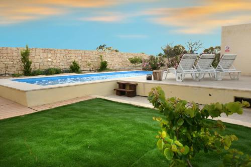 Piscina en o cerca de Four Winds Farmhouse