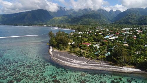 un'isola nell'oceano vicino all'acqua di Manomano Lodge a Papara