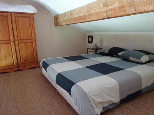 Un dormitorio con una cama con un edredón azul y blanco. en Mas de l'AGUARELLA, en Saint-Rémy-de-Provence