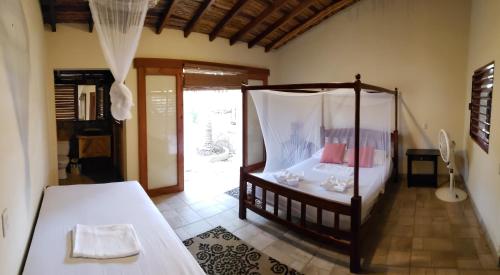 a bedroom with a canopy bed in a room at Hotel Restaurante Spa La Barca de Oro in Las Peñitas