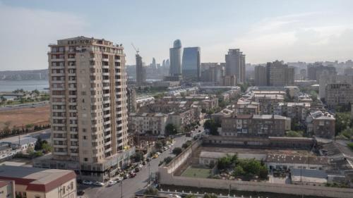 バクーにあるBoulevard Side Apartmentsの高層ビルのある都市の航空写真