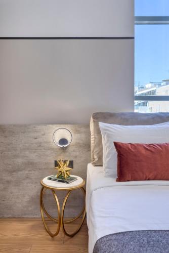 Ένα ή περισσότερα κρεβάτια σε δωμάτιο στο The Pinnacle Athens