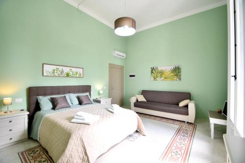 una camera con letto e divano di Villa Camilla a Mola di Bari