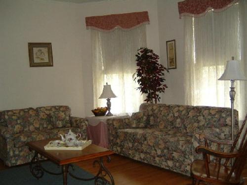 Sala de estar con 2 sofás y mesa en Wayne on Main, en Honesdale