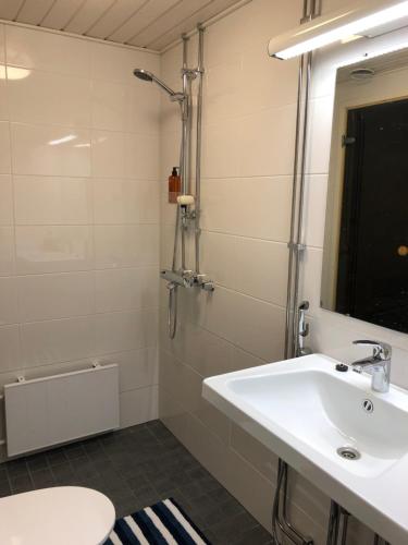Ванная комната в Joutiaisentie I 55 Forest apartment