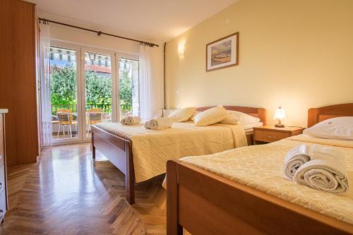 En eller flere senge i et værelse på Apartments Bašković