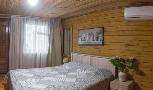 Un pat sau paturi într-o cameră la Svetlana