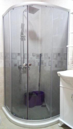 Um banheiro em апартамент