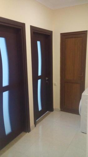 due porte in una stanza con bagno di апартамент a Batumi