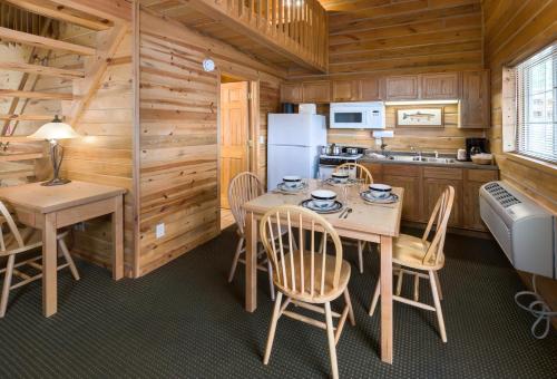 a kitchen with a table and chairs in a cabin at Rock Crest Lodge & Cabins in Custer