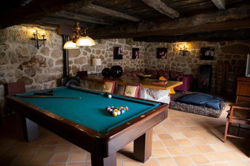 a room with a pool table in a room at Casa do Telhado in Guimarães