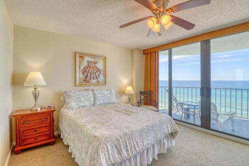 um quarto com uma cama e vista para o oceano em WaterCrest Condos em Panama City Beach