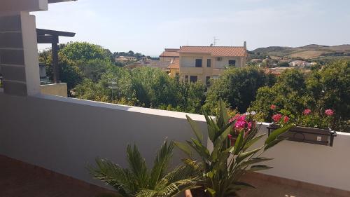 a balcony with plants and flowers on a building at Relais La Terrazza in Palmadula