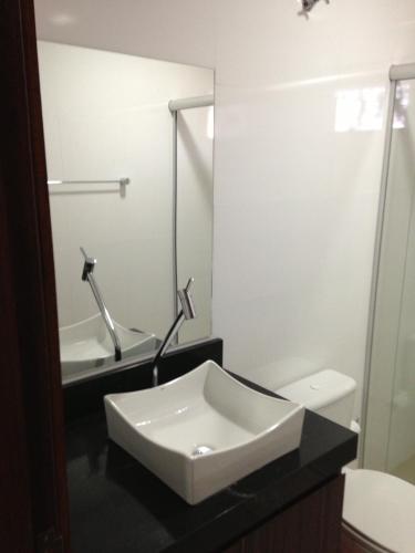 a bathroom with a sink and a toilet at Hotel Itatiaia in Tangara da Serra