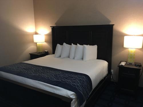 מיטה או מיטות בחדר ב-Riverside inn hannibal