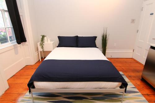 1 dormitorio con 1 cama grande en una habitación en Cozy Furnished Studio in Beacon Hill #4, en Boston