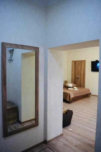 uno specchio su una parete in una stanza con un letto di Avlabar Home a Tbilisi City