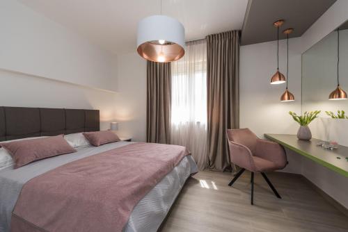 1 dormitorio con cama, escritorio y silla en Dalí, en Zadar