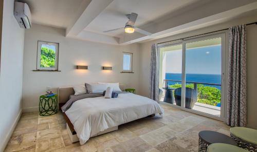 Kama o mga kama sa kuwarto sa Villa Topaz Above West Bay With 360 Degree Views! 3 Bedrooms