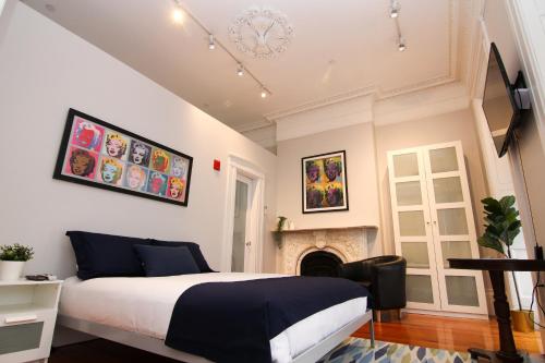 ボストンにあるCharming & Stylish Studio on Beacon Hill #8のベッドルーム(ベッド1台、暖炉付)