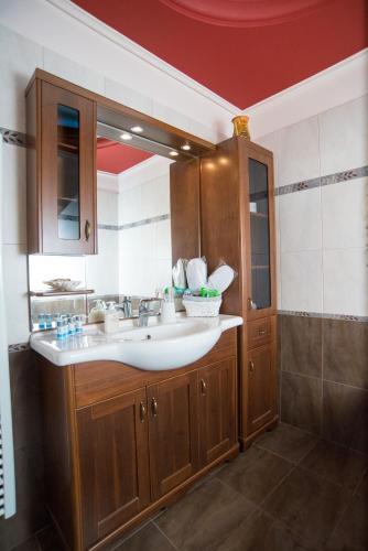 a bathroom with a sink and a mirror at Hillside Villa in Pikérmion