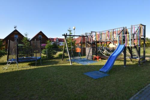 un parque infantil con tobogán y tobogán en Domki na Rozanej, en Rowy